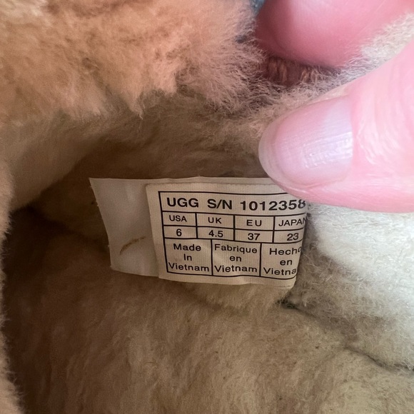 UGG women’s short boots size 6 gently worn a few time. - Picture 8 of 8